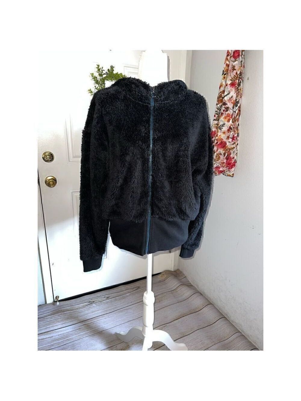 Women’s Faux Fur Zip Hoodie (Med)